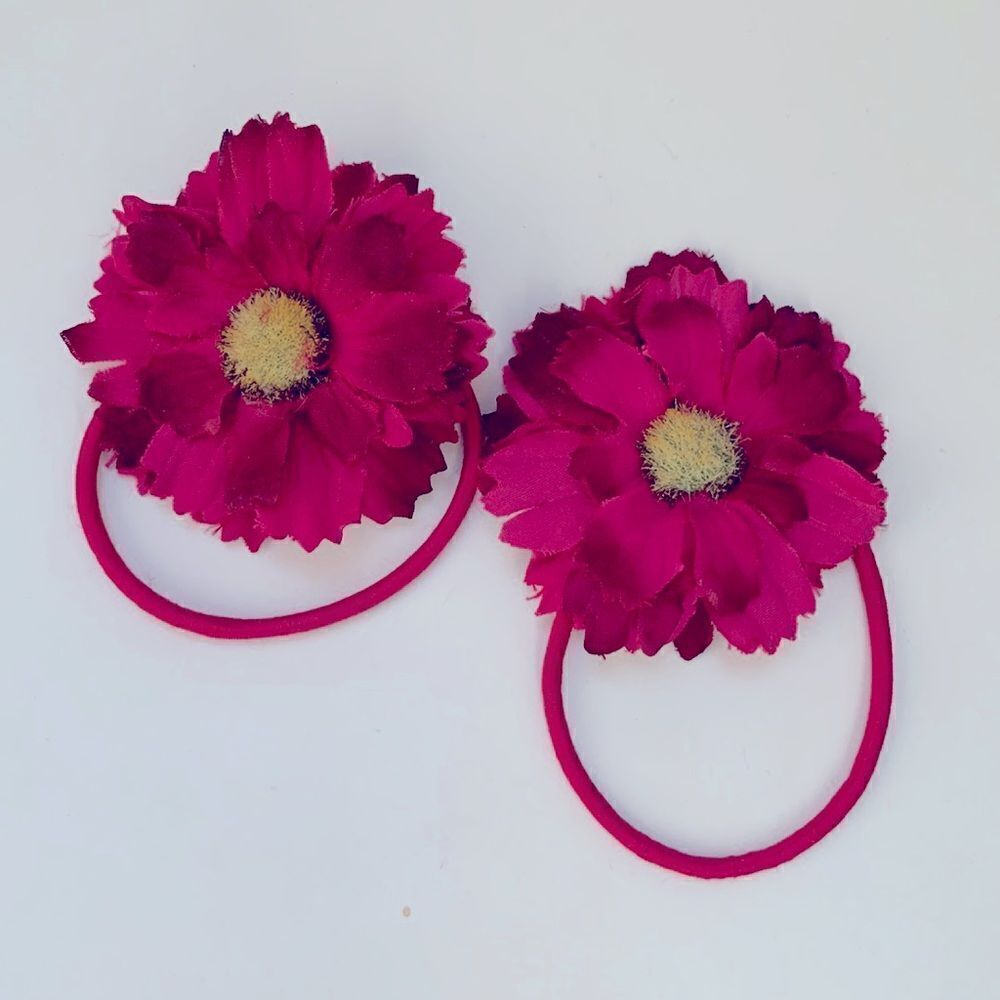🌼Two Beautiful daisy shaped elastic hair bands